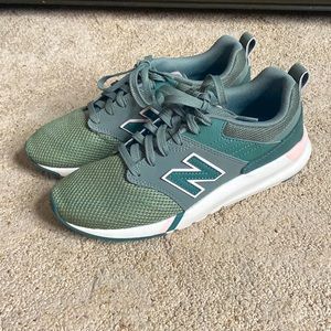 New balance tennis shoes